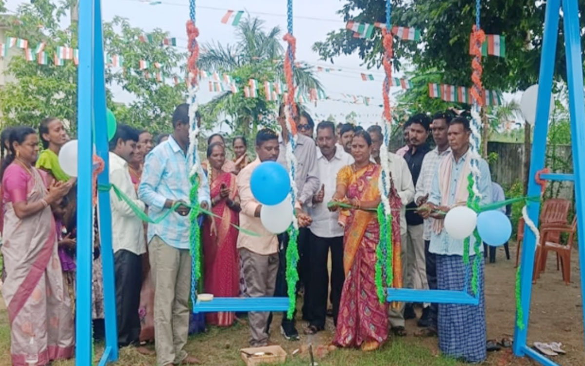 బుడ్డగూడెం ఎంపీపీఎస్‌కు ఉయ్యాల‌ బహుకరణ