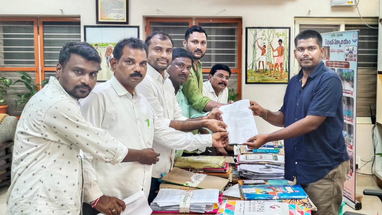 ఓటర్లకు సమీపంలో పోలింగ్ కేంద్రాలు ఉండేలా చూడాలి.. ఎన్నికల రిట్నరింగ్ అధికారికి బీఆర్ఎస్ నేతల వినతి