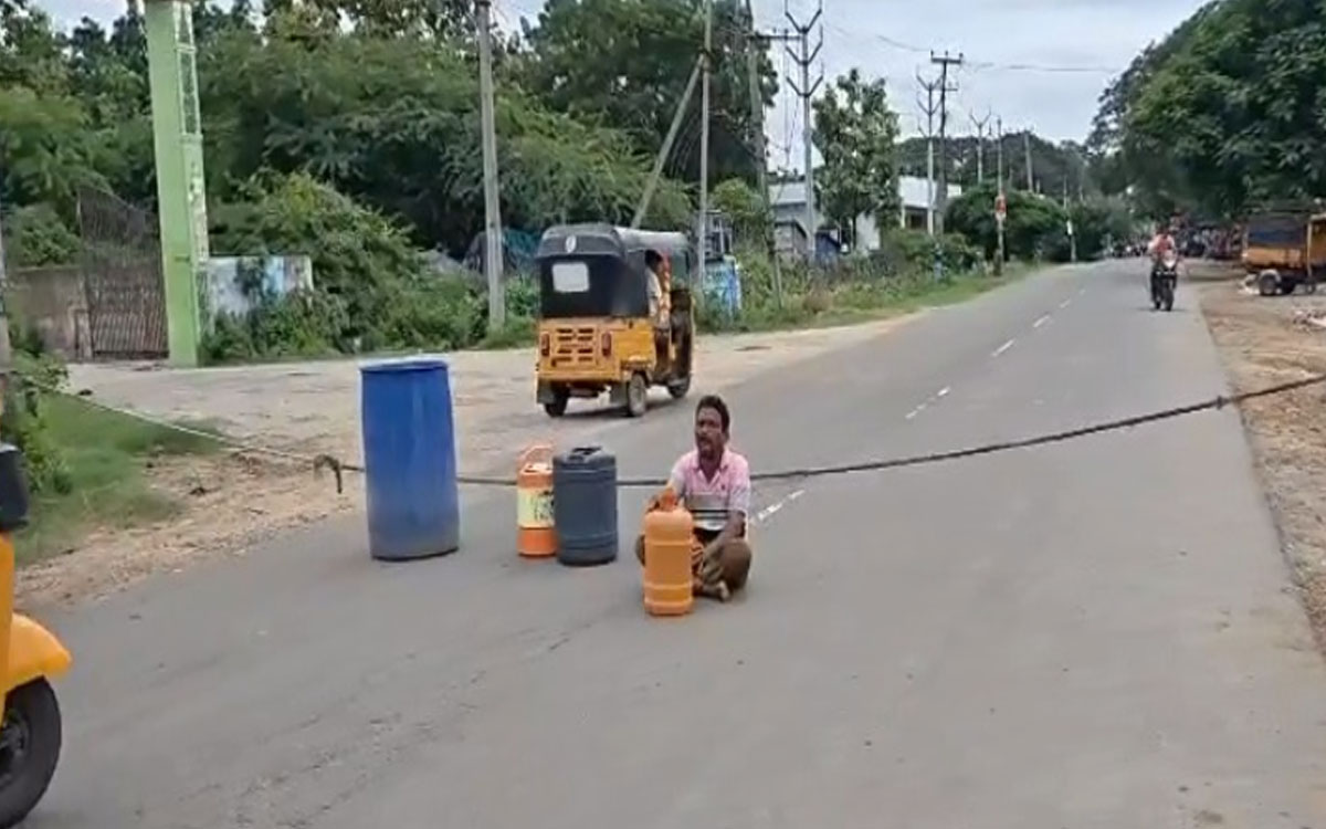 తాగునీటి కోసం రహదారిపై గ్రామస్థుడి ధర్నా
