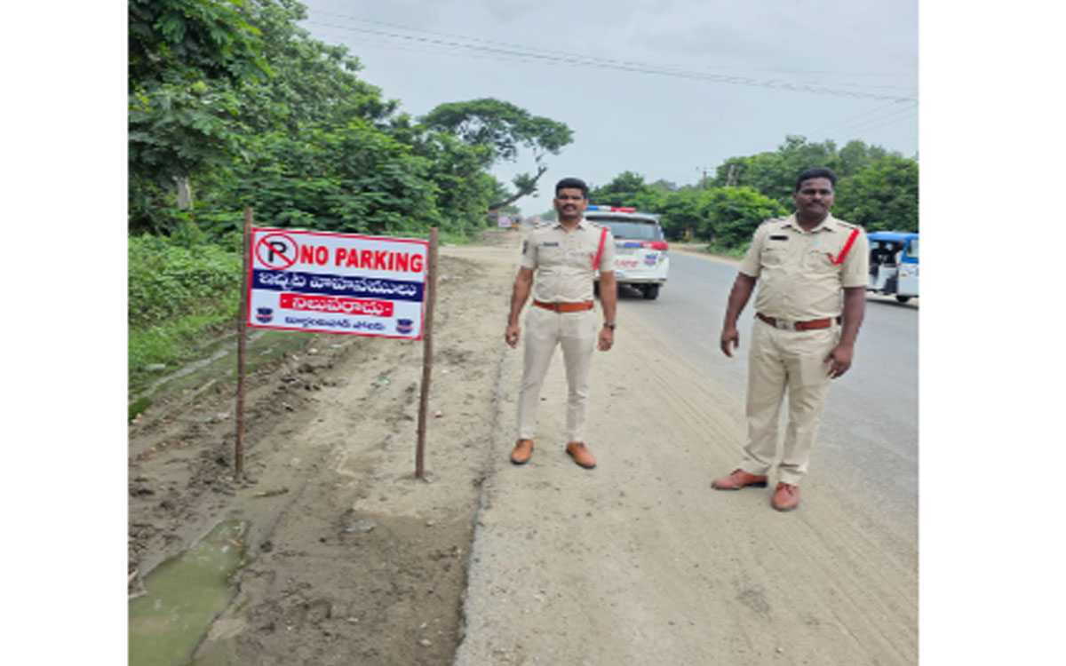 లక్ష్మీపురంలో పోలీసు శాఖ ఆధ్వర్యంలో నో పార్కింగ్ బోర్డుల ఏర్పాటు