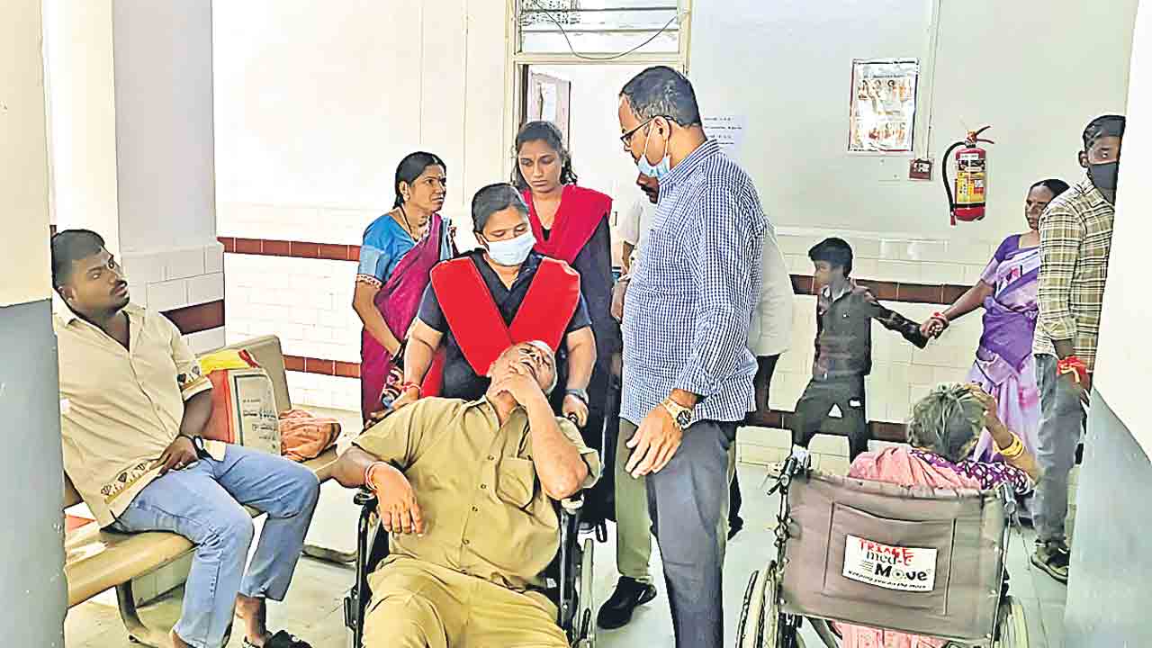 బస్సు నడుపుతుండగా గుండెపోటు.. పెను ప్రమాదం తప్పడంతో ఊపిరి పీల్చుకున్న ప్రయాణికులు