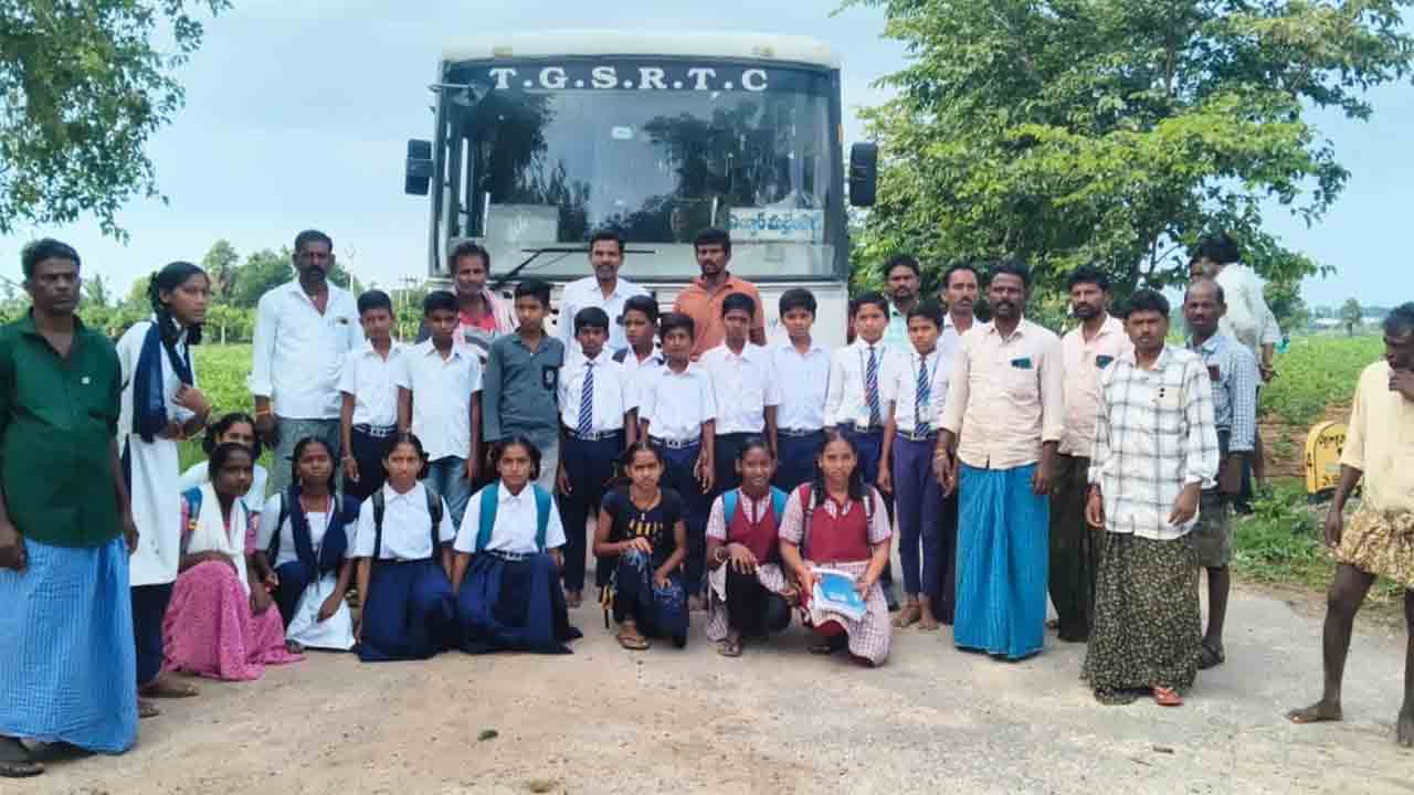 నీలిపల్లి గ్రామం వరకు ఆర్టీసీ బస్సును కొనసాగించాలని విద్యార్థుల ఆందోళన