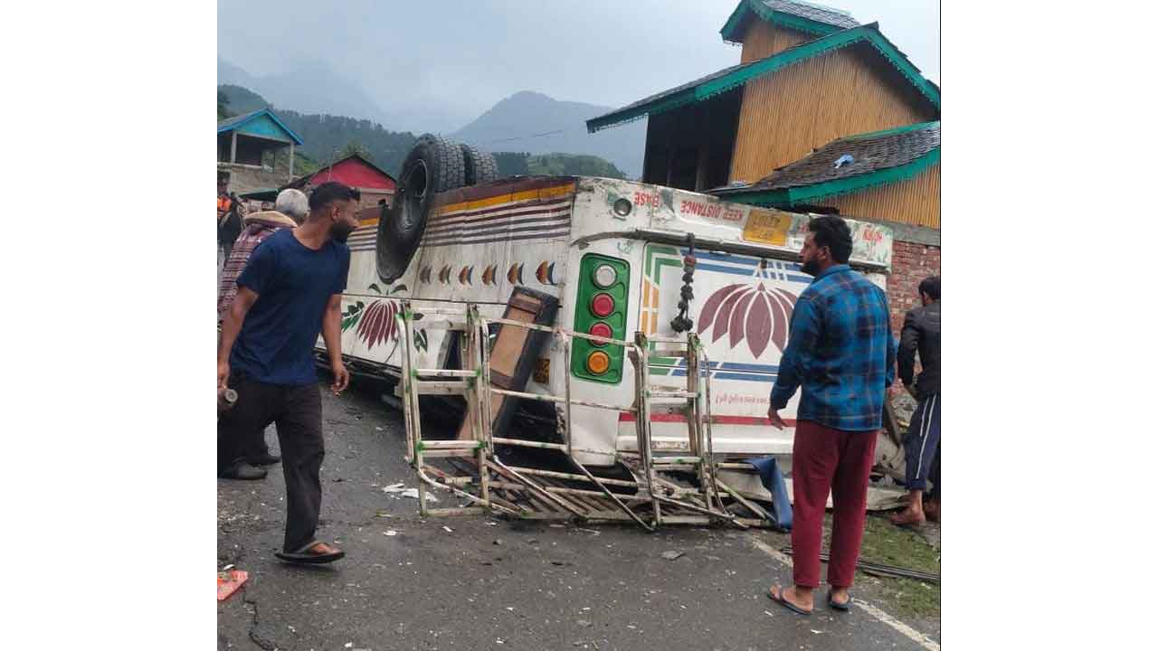 Bus Accident: త‌ల‌కిందులుగా బోల్తాప‌డిన బ‌స్సు.. 7 మంది మృతి, 11 మందికి గాయాలు