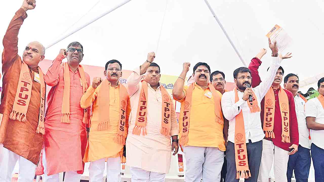 31లోగా సమస్యలు పరిష్కరించాలి.. టీచర్ల మహాధర్నాలో కాంగ్రెస్‌ సర్కార్‌ను హెచ్చరించిన తపస్‌