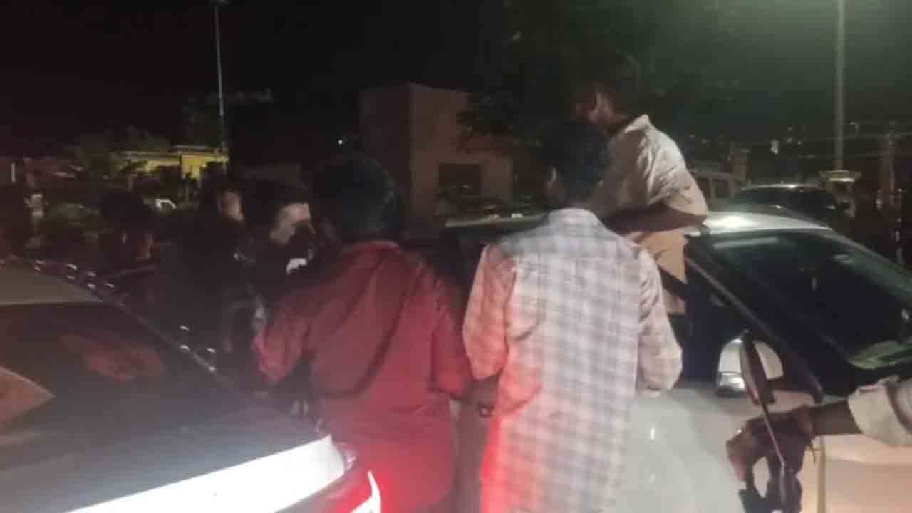 Kakinada | కాకినాడలో అర్ధరాత్రి తాగుబోతుల వీరంగం : వీడియో