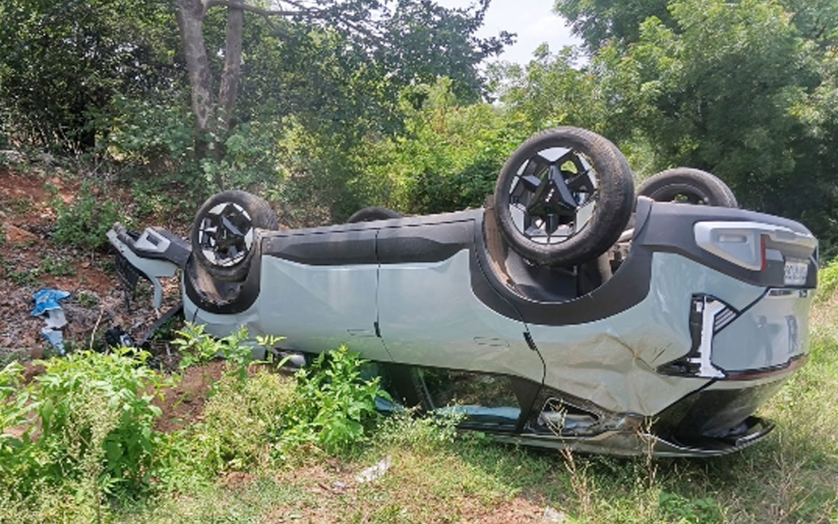 కోతుల‌ను త‌ప్పించ‌బోయి కారు బోల్తా