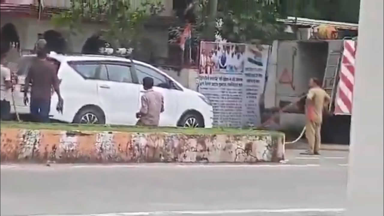BJP MLA Car: ఫైరింజిన్ నీటితో బీజేపీ ఎమ్మెల్యే కారుకు వాషింగ్‌.. వీడియో