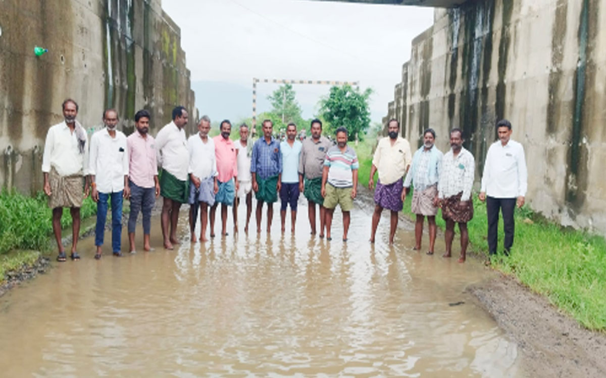 గుర్రంగూడెం రోడ్డును త‌క్ష‌ణ‌మే బాగు చేయాల‌ని రైతుల నిర‌స‌న
