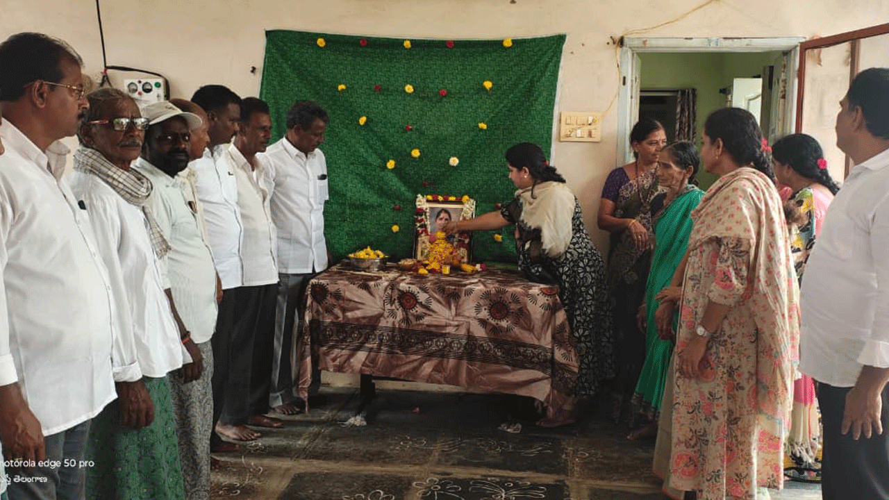 వడ్డే ఉమకు నివాళులు మాజీ ఎమ్మెల్యే చంద్రావతి