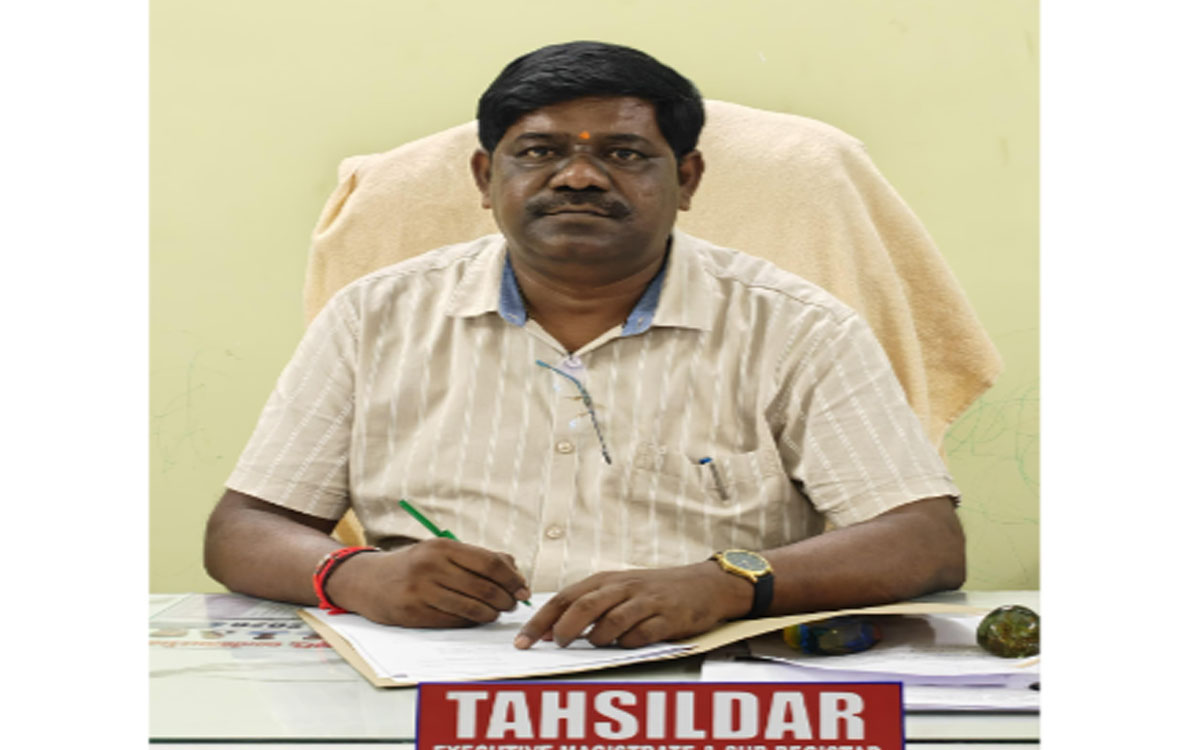 చండ్రుగొండ సబ్ రిజిస్ట్రార్ కార్యాలయంలో బంజారా నాయకుడి వీరంగం