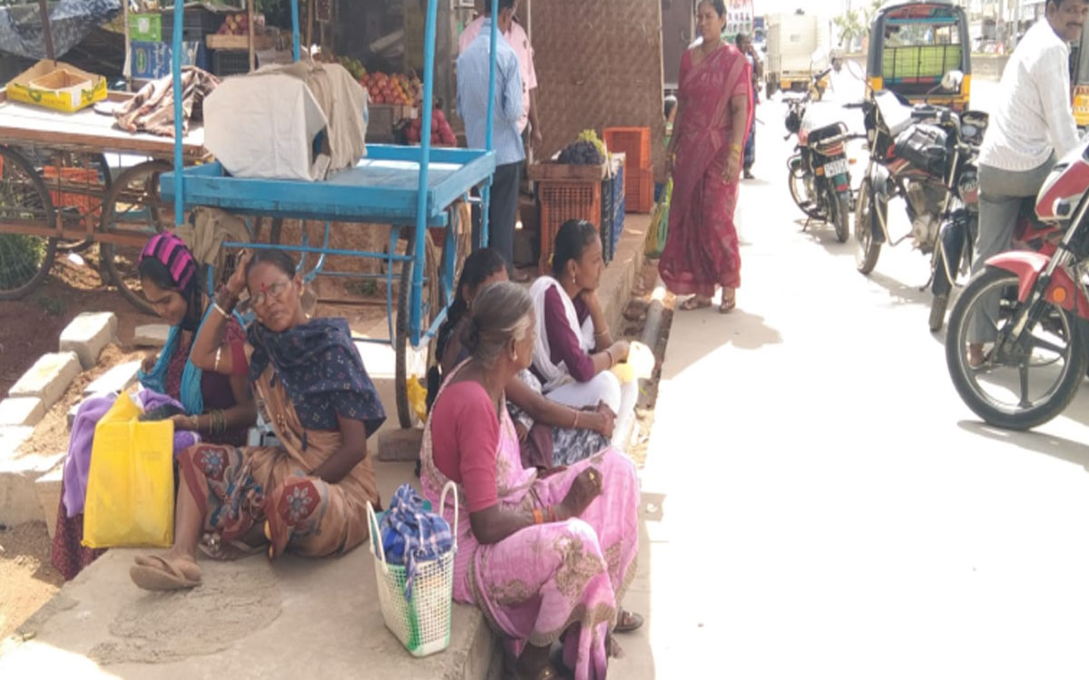 'చండూరు చౌరస్తాలో బస్ షెల్టర్ ఏర్పాటు చేయాలి'