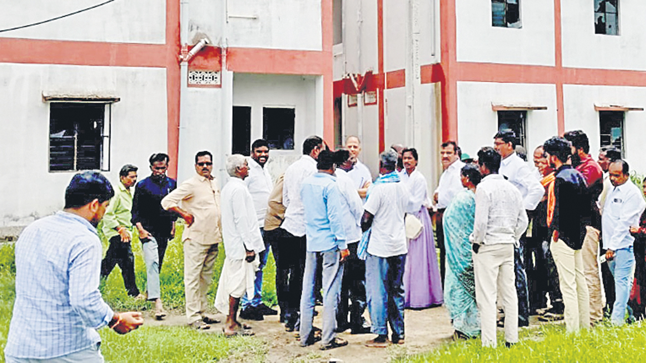 రాజకీయ కక్షతోనే డబుల్‌ ఇండ్లు కేటాయించడం లేదు