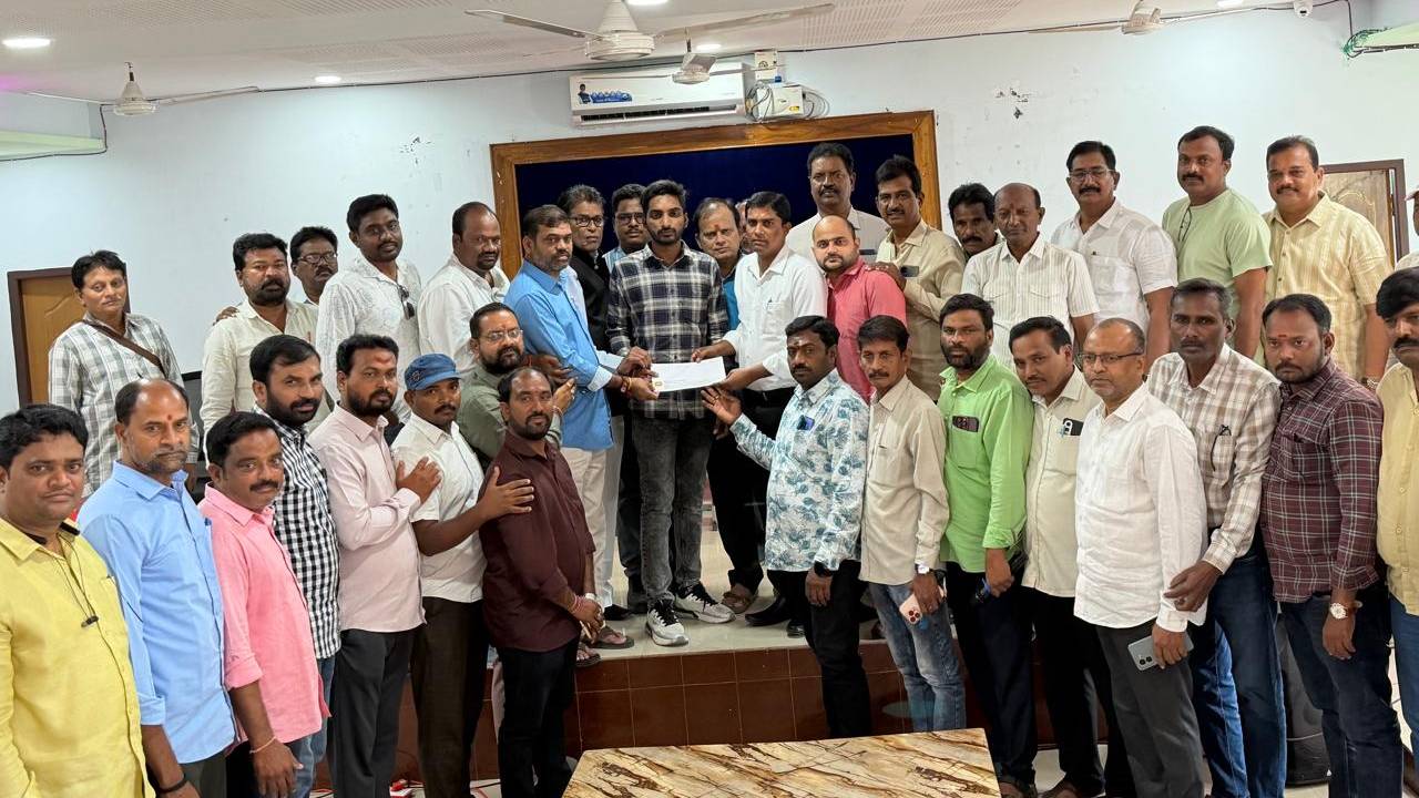 జర్నలిస్ట్ రబ్బానిపాషా కుటుంబానికి చెక్కు అందజేత