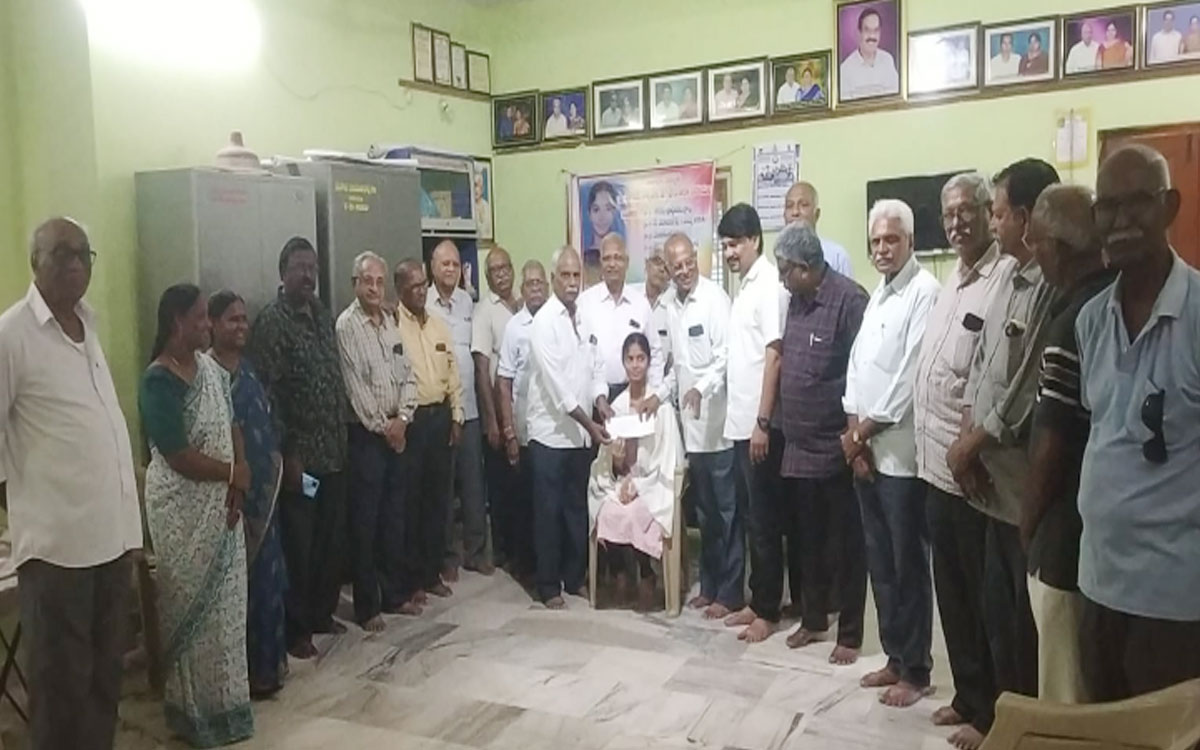 నిరుపేద విద్యార్థినికి సీనియర్ సిటిజన్స్ చేయూత