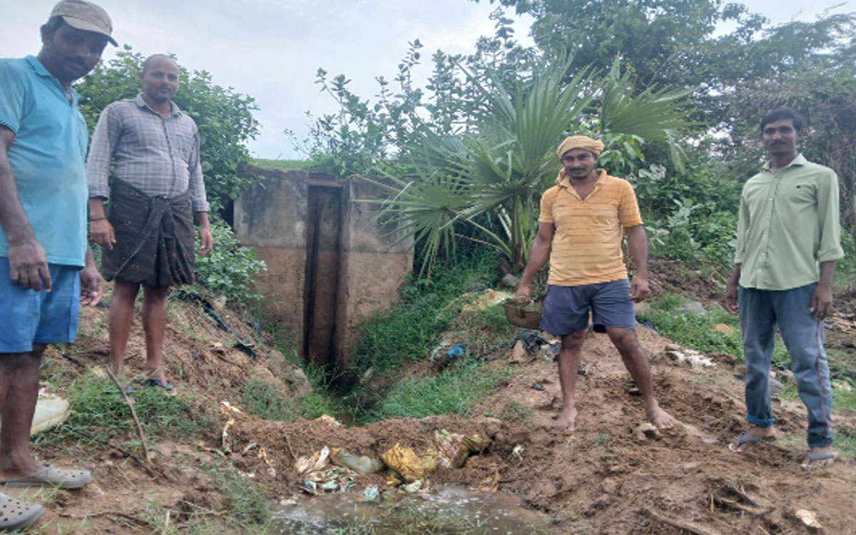 సింగరేణి ,ఇరిగేషన్ అధికారుల నిర్లక్ష్యంతో వృథాగా పోతున్న చెరువు నీరు