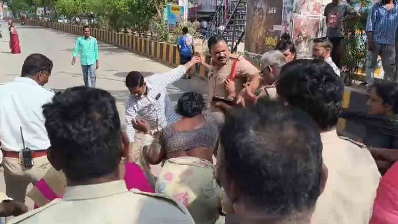 కోదాడలో బడ్డీ కొట్టు తొలగింపు..నిరసన కారులపై సీఐ దౌర్జన్యం  : వీడియో