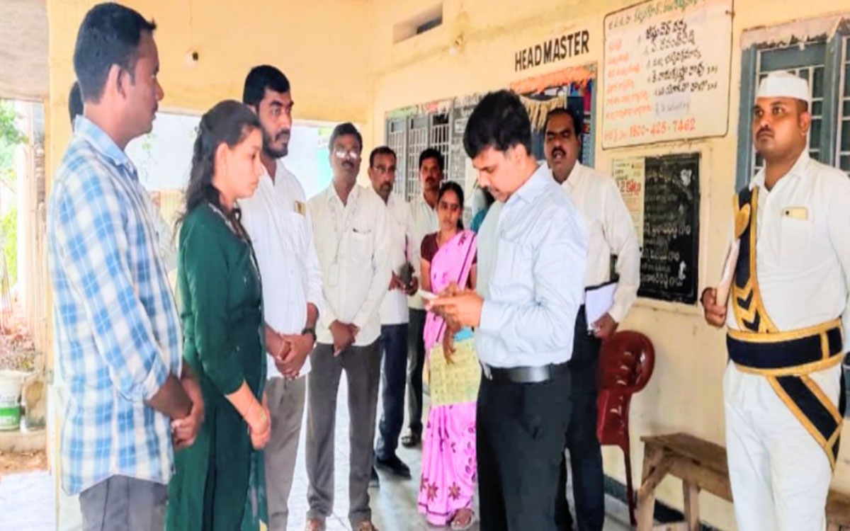 విద్యార్థులకు నాణ్యమైన విద్య అందించాలి : కలెక్టర్ చంద్రశేఖర్