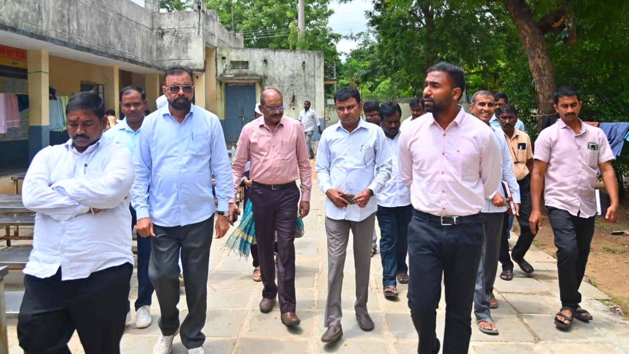 సీజనల్ వ్యాధులపట్ల అప్రమత్తంగా ఉండాలి : కలెక్టర్ సత్యప్రసాద్