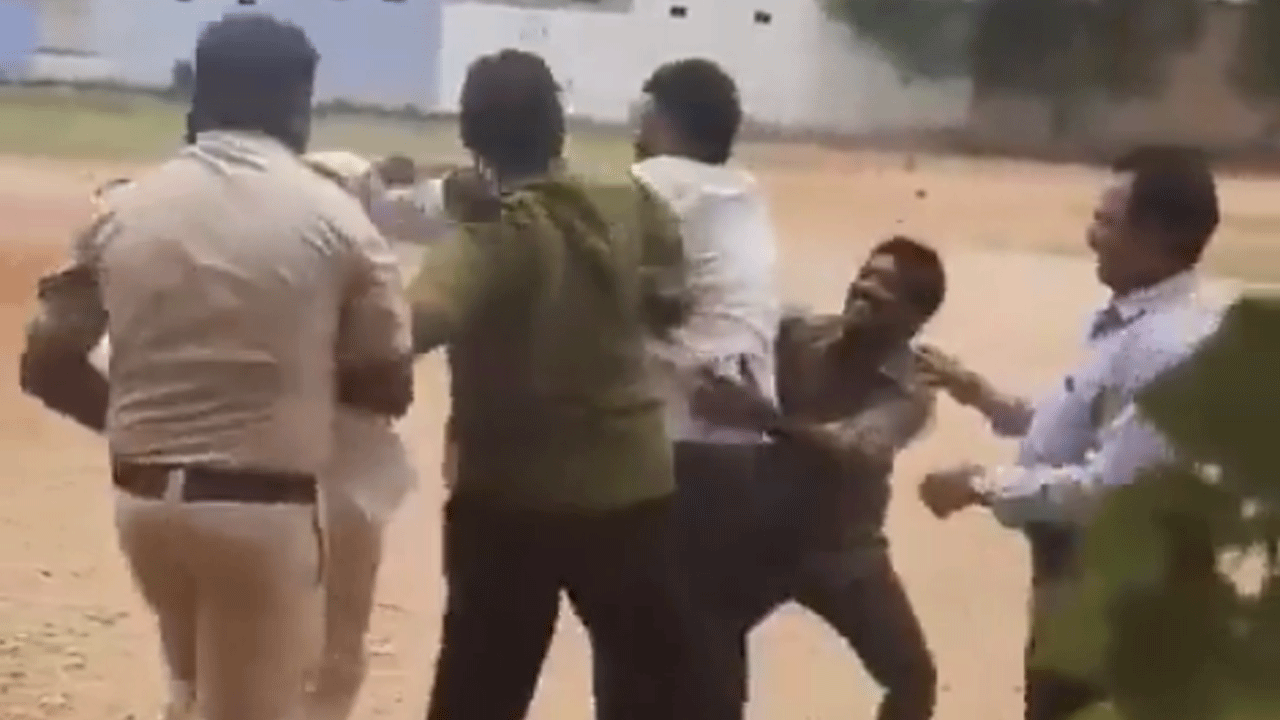 Constable | కానిస్టేబుల్‌పై టీడీపీ నాయకుడు దాడి : వీడియో