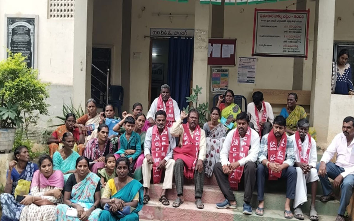 ప్రజా సమస్యలు పరిష్కరించాలని సీపీఎం ధర్నా