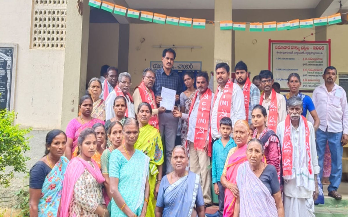 ప్రజా సమస్యలు పరిష్కరించాలని సీపీఎం ధర్నా