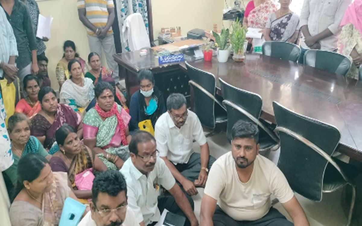 డబుల్ బెడ్రూం ఇళ్ల లబ్ధిదారుల తొలగింపుపై సీపీఎం ఆగ్రహం