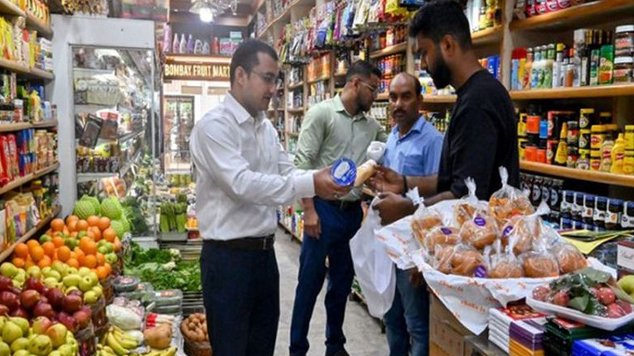 Dabur Company: డాబ‌ర్ కంపెనీకి షాకిచ్చిన ఎఫ్ఎస్ఎస్ఏఐ..  తేనే, ఆవు నెయ్యి అమ్మకాల‌పై బ్యాన్