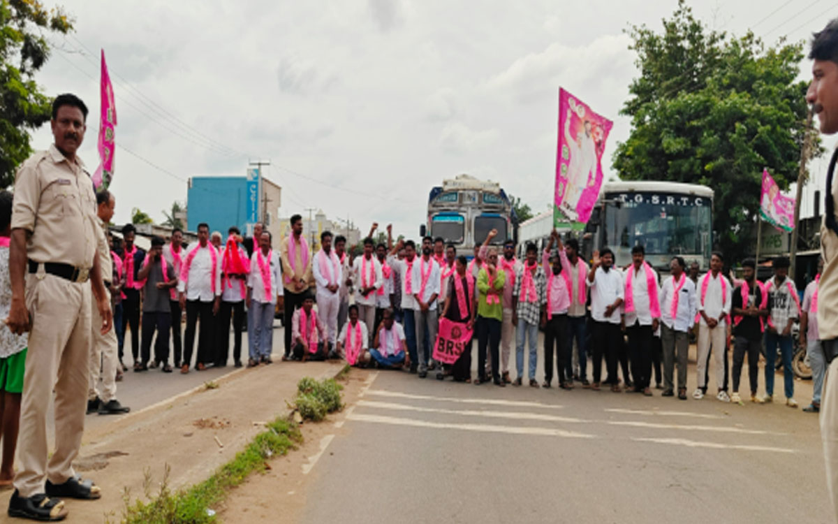 జీ.వో.97 ను రద్దు చేయాలని బీఆర్ఎస్ విద్యార్థి, యువ‌జ‌న విభాగం ధ‌ర్నా