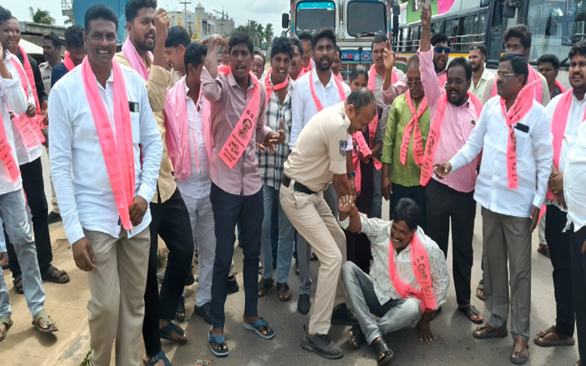 జీ.వో.97 ను రద్దు చేయాలని బీఆర్ఎస్ విద్యార్థి, యువ‌జ‌న విభాగం ధ‌ర్నా