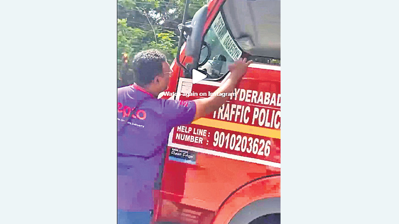 డెలివరీ బాయ్‌పై ట్రాఫిక్‌ పోలీసుల దౌర్జన్యం