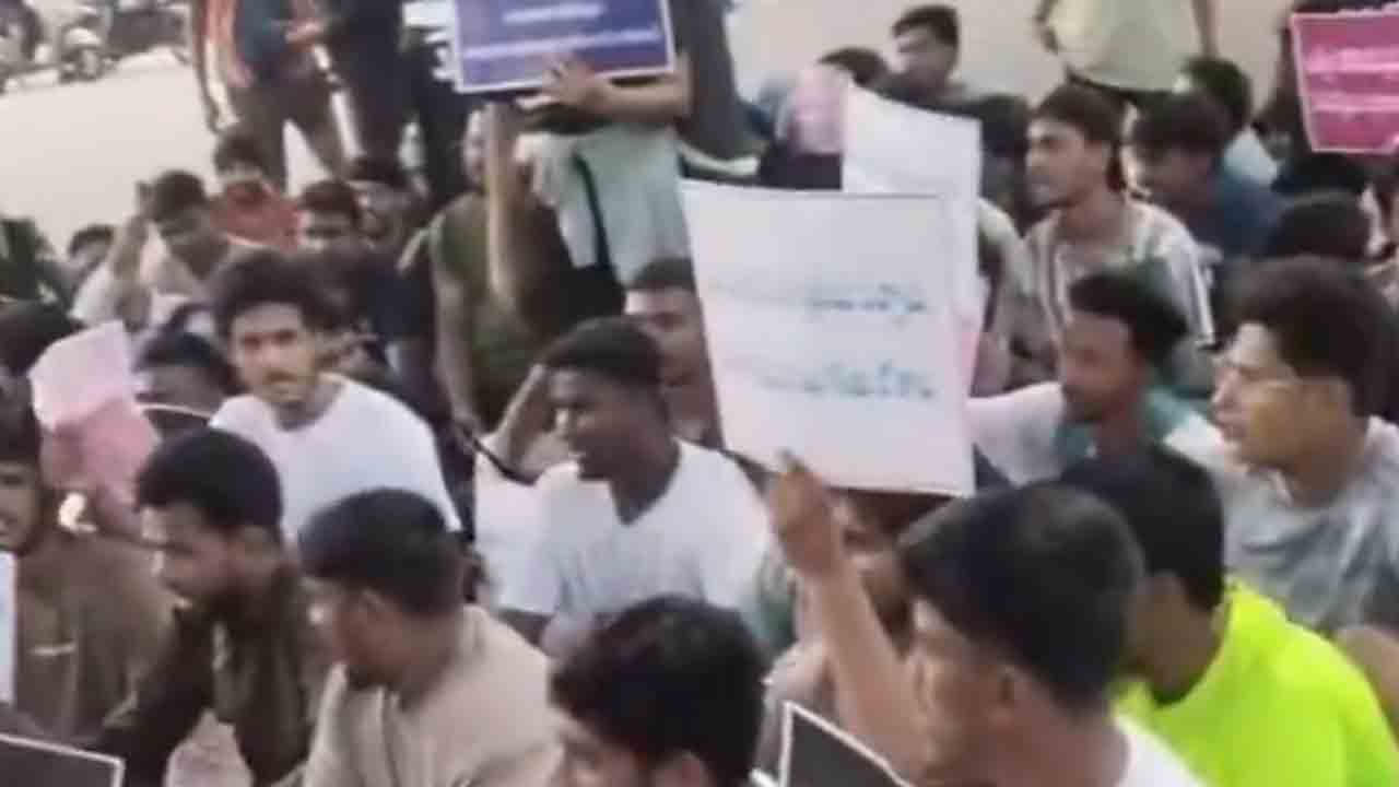 ఇందిరా పార్క్ చౌరస్తాలో నిరుద్యోగుల మెరుపు ధర్నా : వీడియో