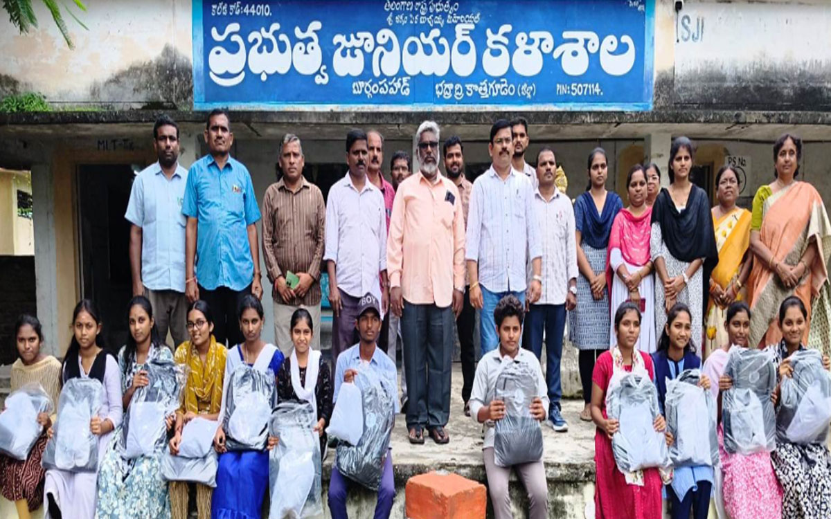 విద్యార్థులు కష్టపడి చదివి ఉన్నత శిఖరాలు అధిరోహించాలి : డీఐఈవో వెంకటేశ్వర్లు