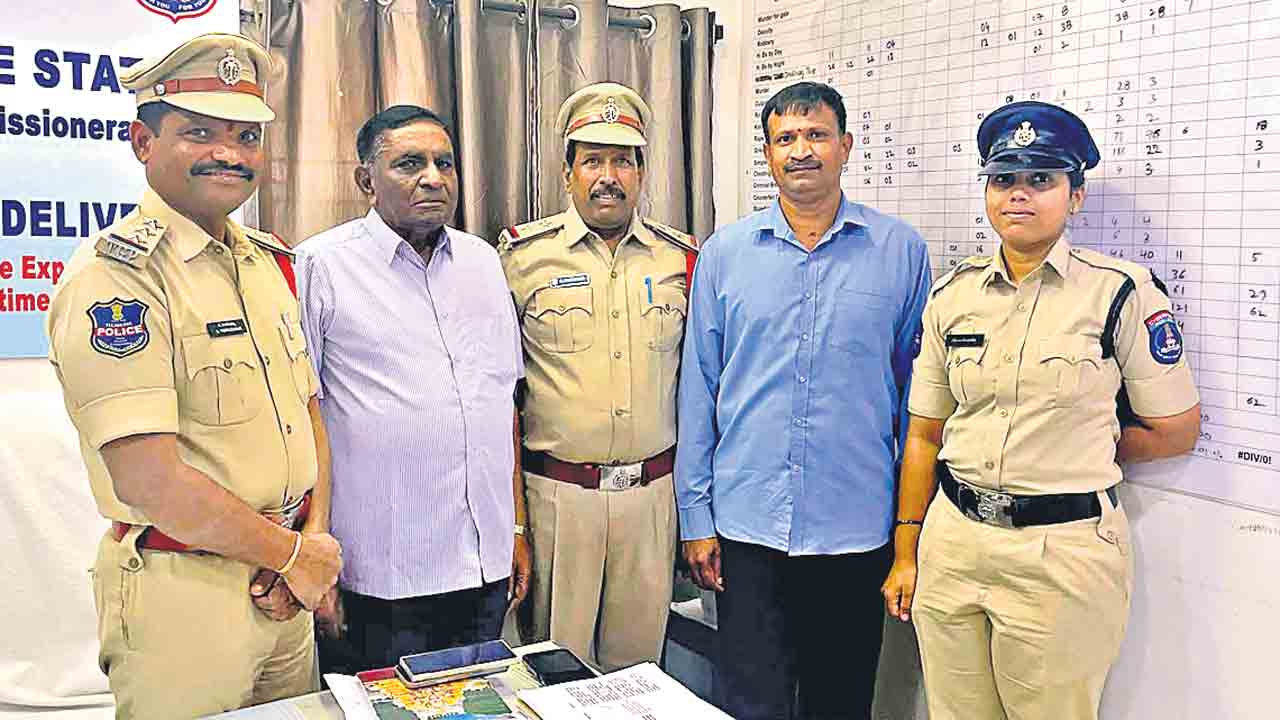 సైబర్‌ మోసగాళ్లకు షాక్‌.. రిటైర్డు ఉద్యోగి డిజిటల్‌ అరెస్ట్‌