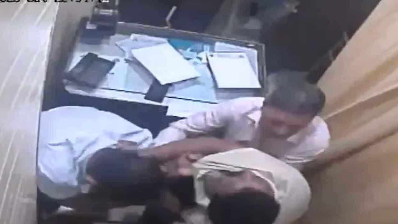 Doctor Assault: థానెలో డాక్ట‌ర్‌ను కొట్టిన పేషెంట్ కుమారుడు..
