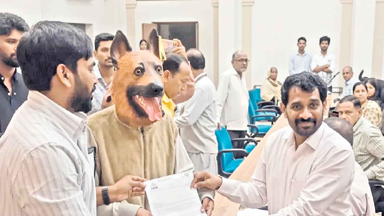 మున్సిపల్‌ అధికారులపై ‘భౌభౌ’!