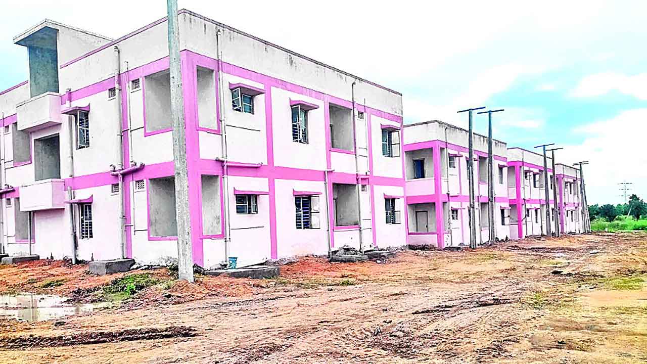 ‘డబుల్‌’ ఇళ్లు ప్రారంభించిండ్లు.. పట్టాలు మరిచిండ్లు