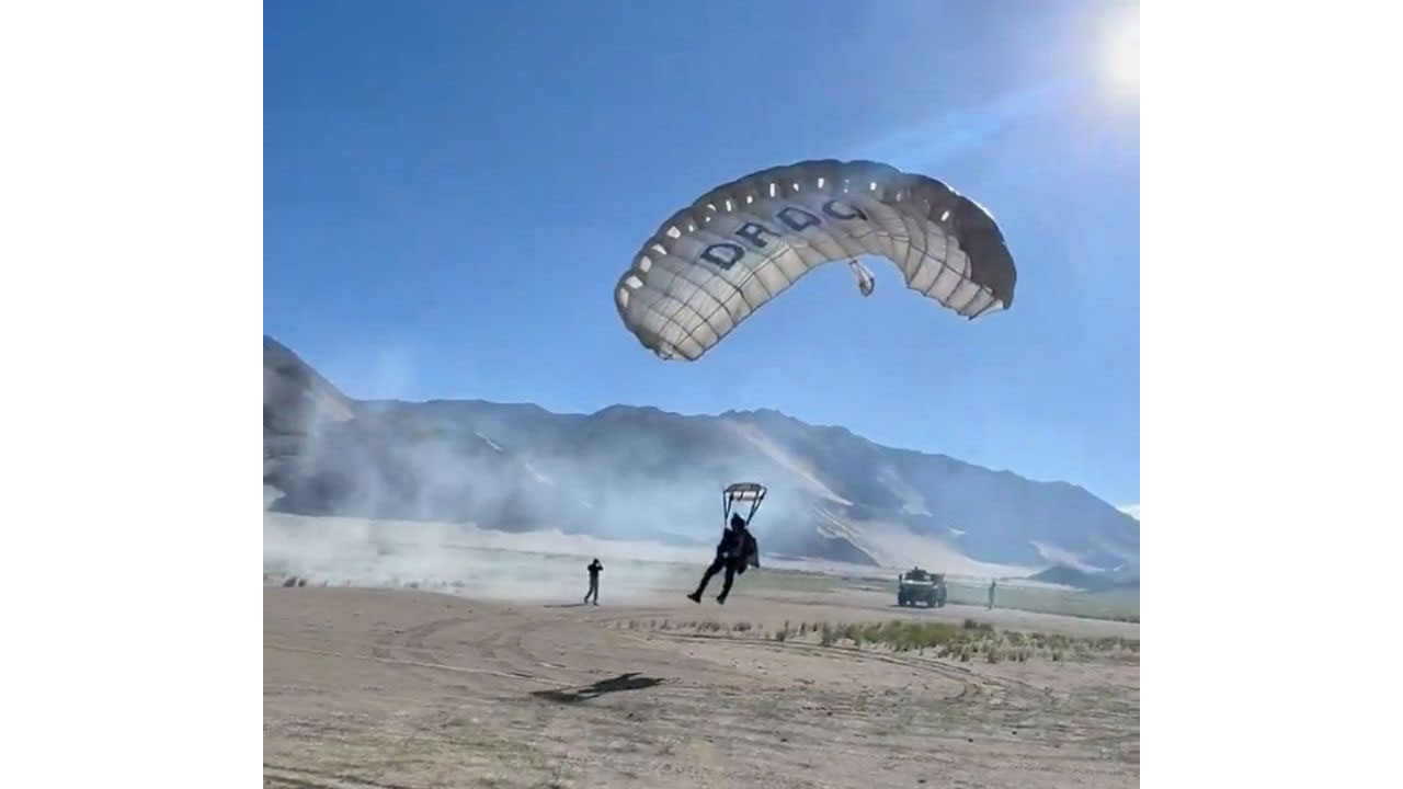 Combat Parachute: ల‌డాఖ్‌లో 22వేల ఫీట్ల ఎత్తు నుంచి.. మిలిట‌రీ పారాచూట్‌ను ప‌రీక్షించిన డీఆర్డీవో