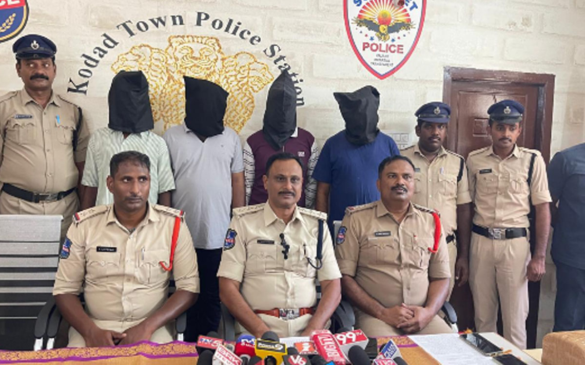 6 కేజీల గంజాయి 38 బాటిళ్ల‌ దగ్గు మందు స్వాధీనం