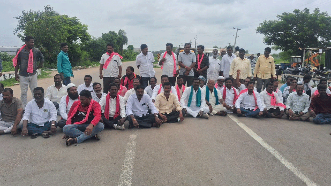 Urea app | యూరియా యాప్ రద్దు చేయాలని బీఆర్‌ఎస్‌ శ్రేణుల రాస్తారోకో