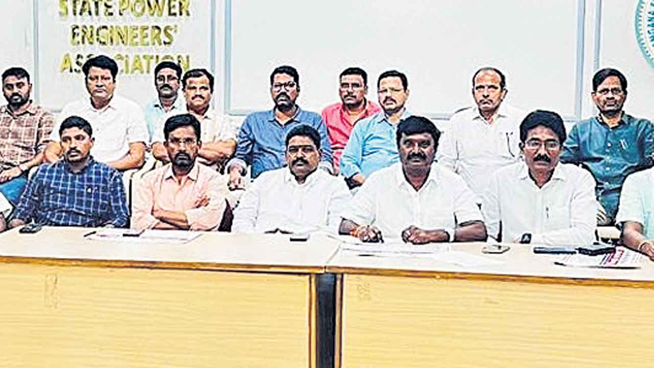 నేడు విద్యుత్తు ఉద్యోగుల మహాధర్నా