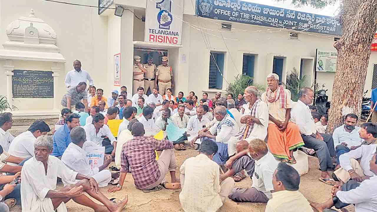 పరిహారం పంచాయితీ.. రైతుల మధ్య తగాదాలు సృష్టిస్తున్న కొందరు కిందిస్థాయి ఉద్యోగులు