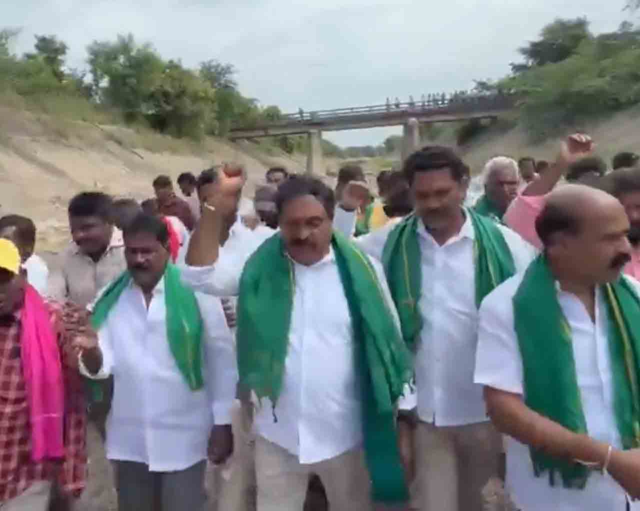 Errabelli Dayakar rao | ఎండిపోయిన కాలువల్లో ఎర్రబెల్లి దయాకర్ రావు పాదయాత్ర : వీడియో