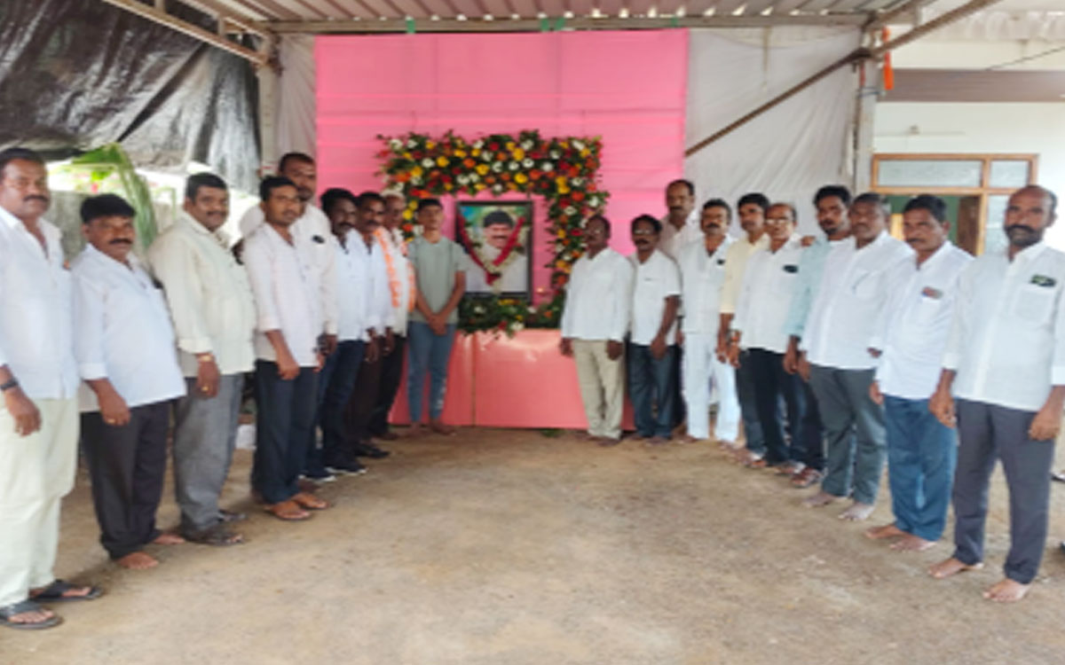 మాజీ ఎమ్మెల్యే పెద్ది సుదర్శన్ రెడ్డికి బీఆర్ఎస్ ఎర్రుపాలెం నాయ‌కుల నివాళి