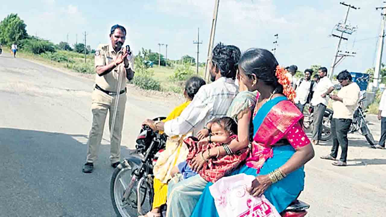 బైక్‌పై ఇంతమందా?.. హెల్మెట్‌ పెట్టుకోవాలని కుటుంబాన్ని వేడుకున్న హెడ్‌కానిస్టేబుల్‌