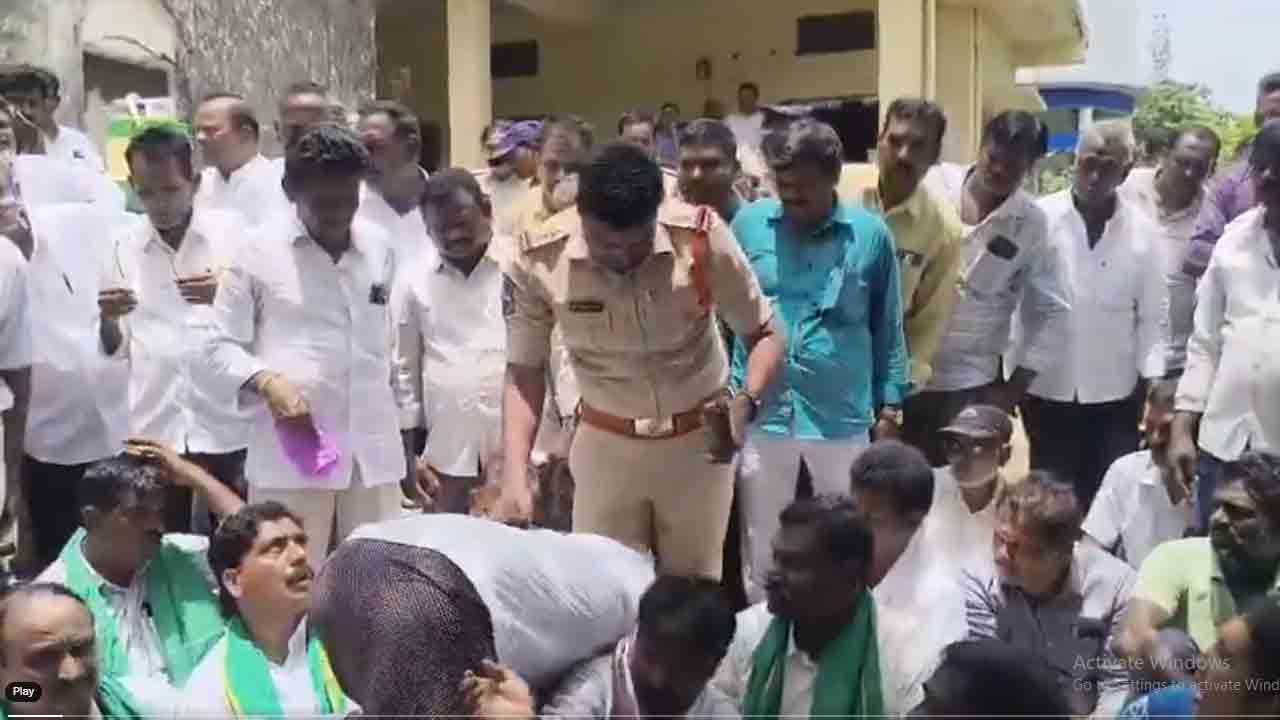 Farmer | సాగు నీటి క‌ష్టాలు.. ఎస్ఐ కాళ్ల‌పై ప‌డ్డ రైతన్న.. వీడియో