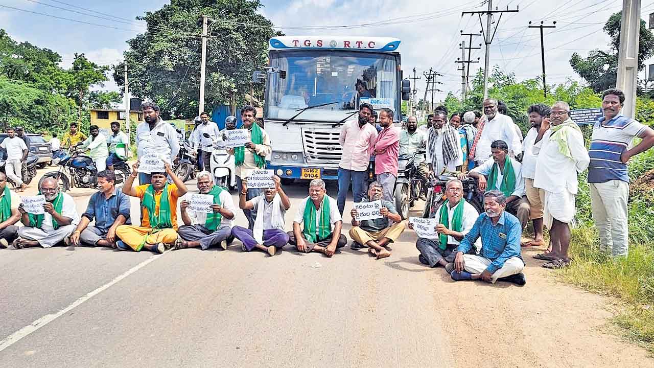కరెంట్‌ కోతలపై రైతుల రాస్తారోకో