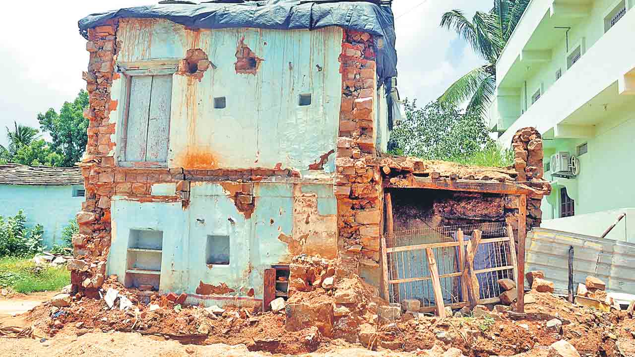 రైతుల అవతారమెత్తి పరిహారం మేత