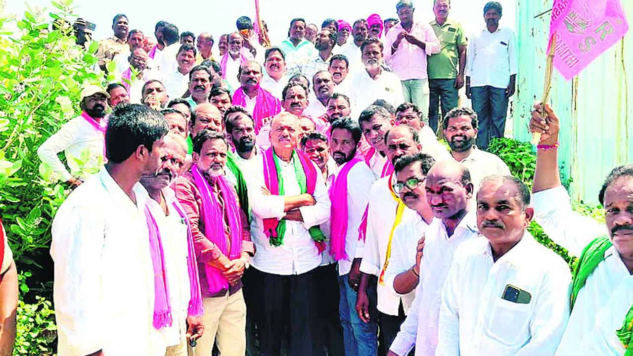 సాగునీటి కోసం రోడ్డెక్కిన రైతులు