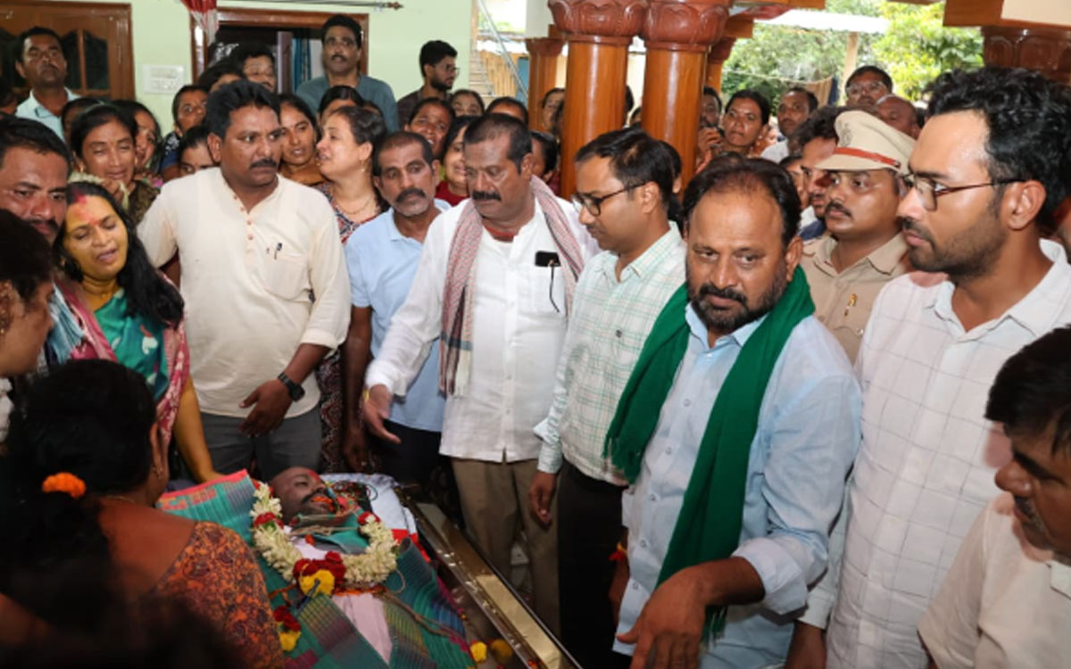 ఫారెస్ట్ బీట్ ఆఫీసర్ నవీన్ నాయక్కు ఘన నివాళి