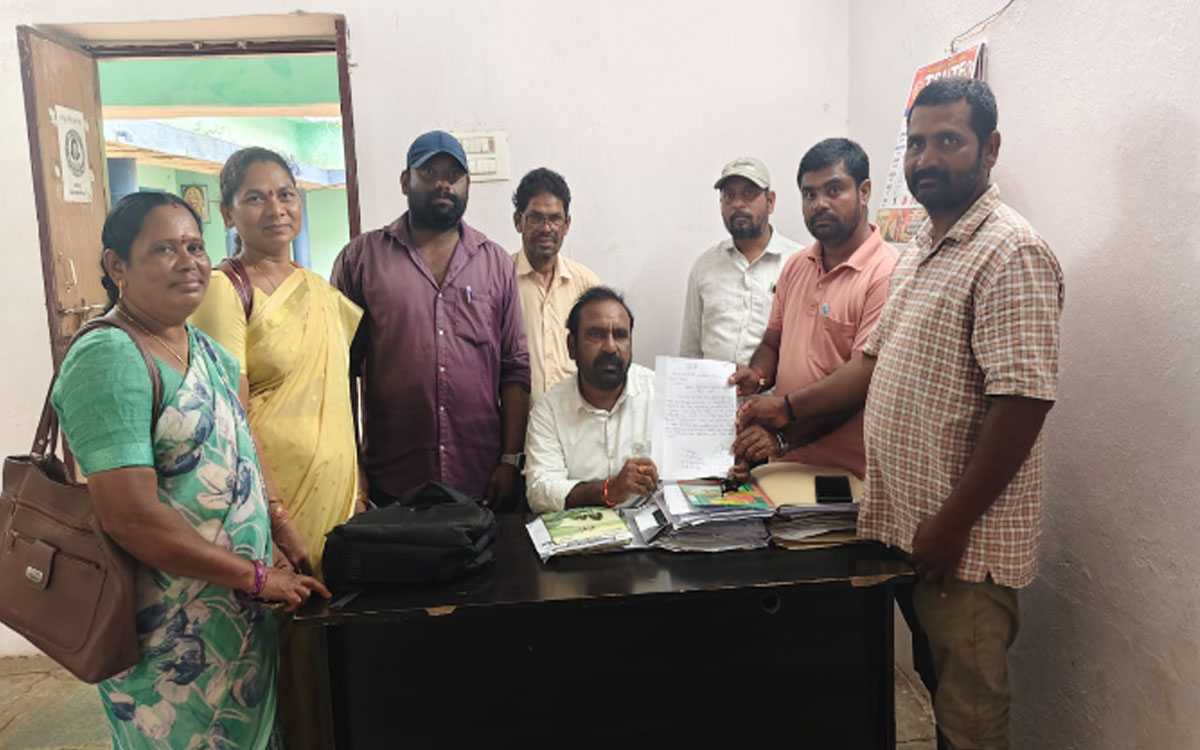 మూడు నెలలుగా వేతనాలు అంద‌ని ఉపాధి హామీ ఫీల్డ్ అసిస్టెంట్లు
